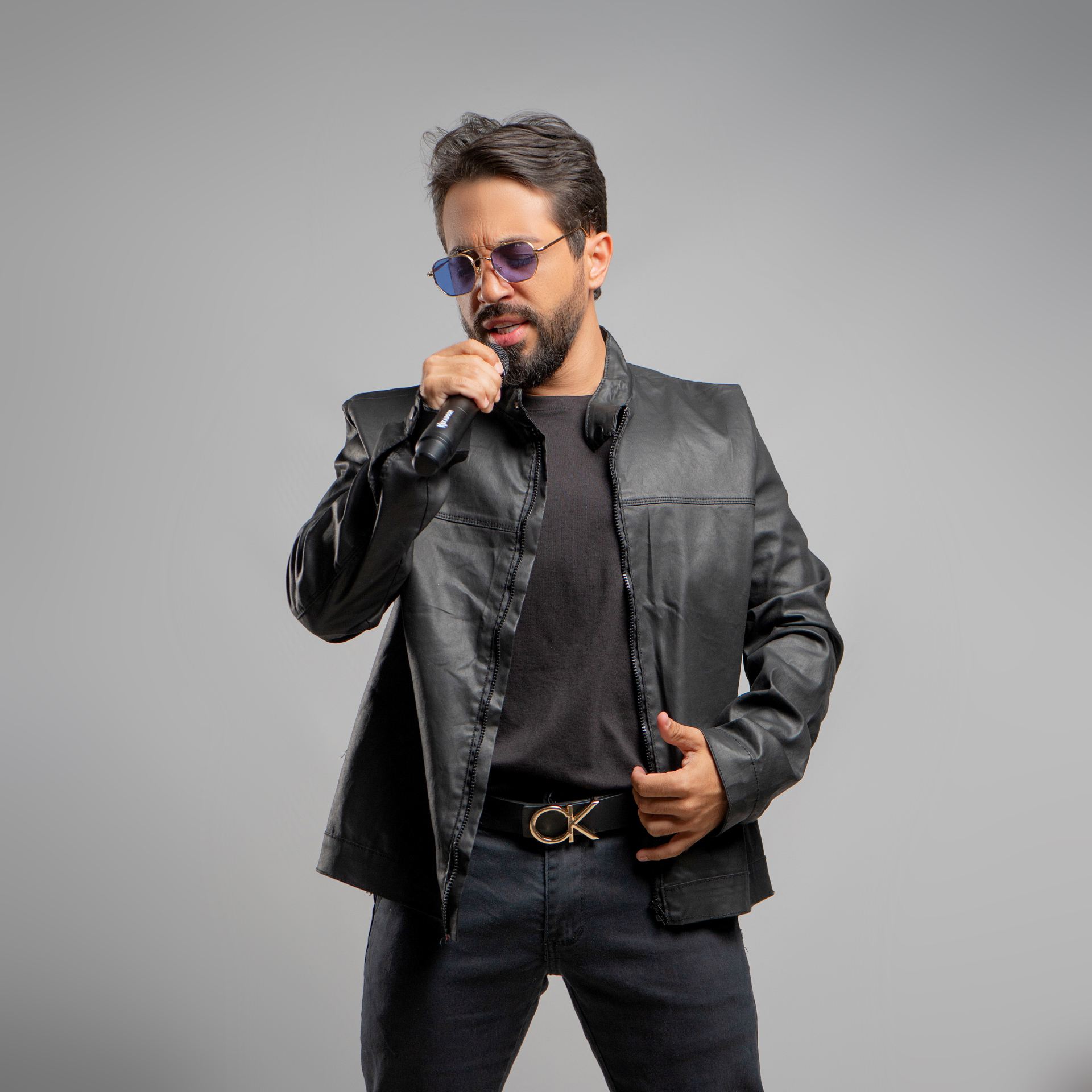 Retrato de Brener Coelho cantando